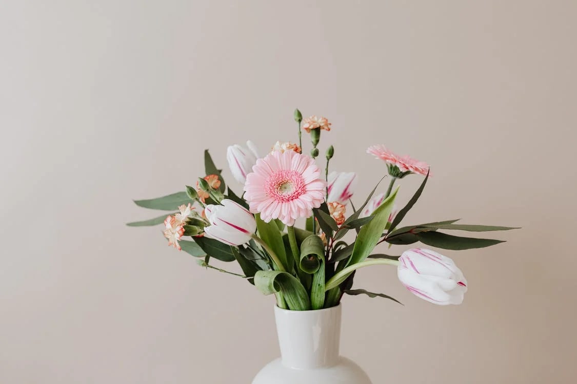Как сохранить цветы в вазе дольше? Советы от магазина “АрсЛилия”